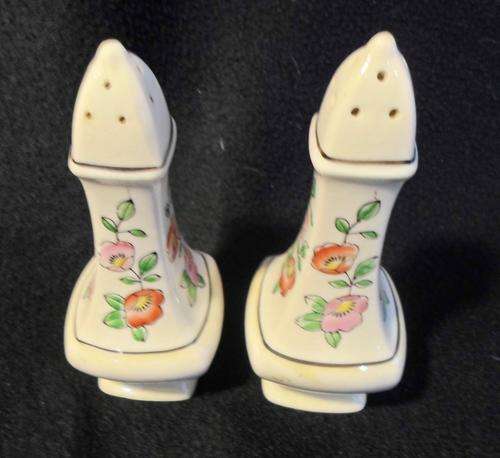 Miniature monument salt and pepper shaker set with flowers